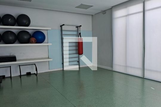 Comprar apartamento mobiliado com 3 quartos, closet e animais permitidos. — Academia