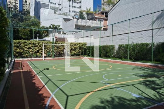 Comprar apartamento mobiliado com 3 quartos, closet e animais permitidos. — Quadra