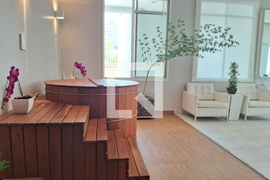 Comprar apartamento mobiliado com 3 quartos, closet e animais permitidos. — Spa