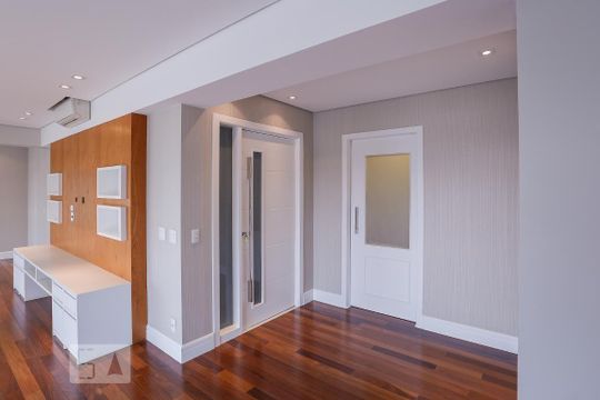 Apartamento à venda, com 221 m², 3 quartos e 4 vagas — Entrada