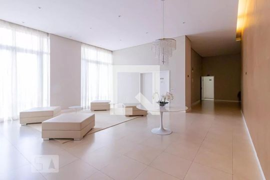 Apartamento mobiliado com 3 quartos e academia no condomínio. Ideal para comprar. — Hall social