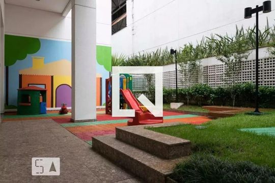Apartamento mobiliado com 3 quartos e academia no condomínio. Ideal para comprar. — Playground
