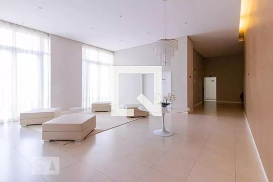 Apartamento mobiliado com 3 quartos e academia no condomínio. Ideal para comprar. — Hall social