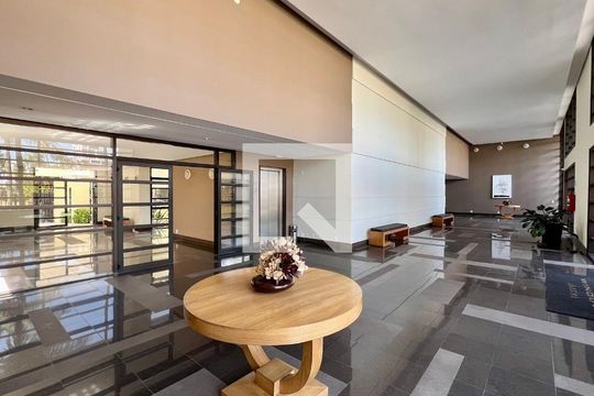 Apartamento em Pinheiros, 4 quartos, 1 suíte, mobiliado, churrasqueira e academia. Ideal para comprar. — Hall de entrada