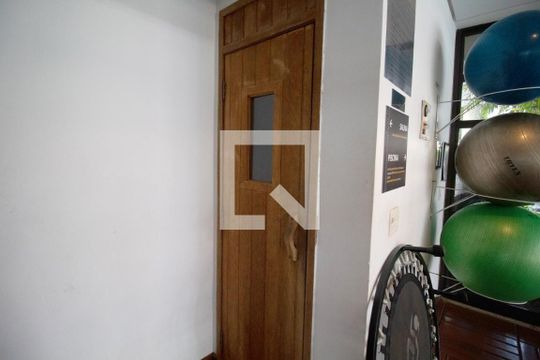 Apartamento em Pinheiros, 4 quartos, 1 suíte, mobiliado, churrasqueira e academia. Ideal para comprar. — Sauna