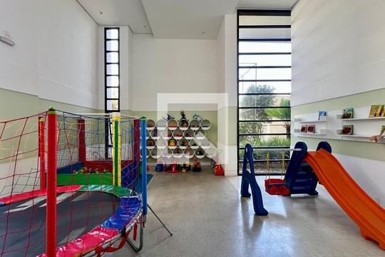 Apartamento em Pinheiros, 4 quartos, 1 suíte, mobiliado, churrasqueira e academia. Ideal para comprar. — Brinquedoteca