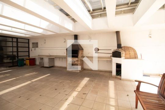 Apartamento em Pinheiros, 4 quartos, 1 suíte, mobiliado, churrasqueira e academia. Ideal para comprar. — Espaço Gourmet