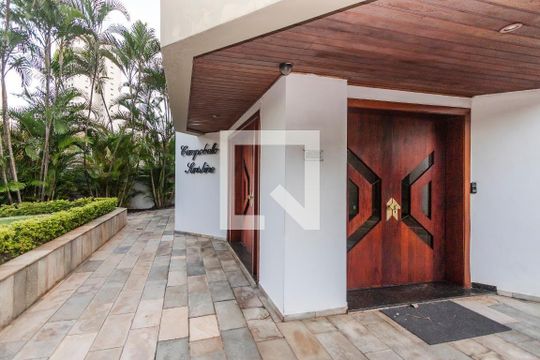 Venda de apartamento mobiliado em Campo Belo com 3 quartos, 2 suítes, quintal e piscina no condomínio. — Entrada
