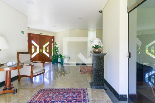 Venda de apartamento mobiliado em Campo Belo com 3 quartos, 2 suítes, quintal e piscina no condomínio. — Hall Social