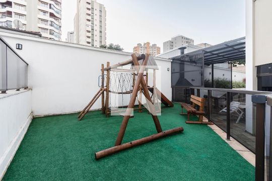 Venda de apartamento mobiliado em Campo Belo com 3 quartos, 2 suítes, quintal e piscina no condomínio. — Playground