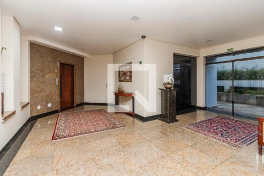 Venda de apartamento mobiliado em Campo Belo com 3 quartos, 2 suítes, quintal e piscina no condomínio. — Hall de Entrada