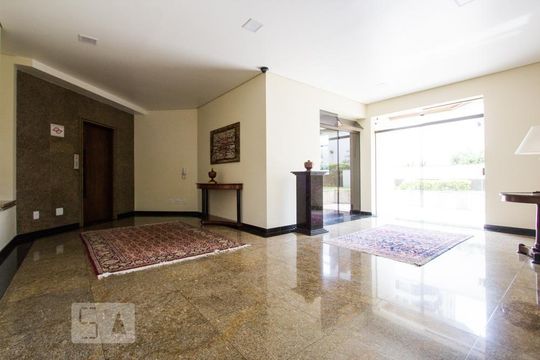 Venda de apartamento mobiliado em Campo Belo com 3 quartos, 2 suítes, quintal e piscina no condomínio. — Hall do Prédio
