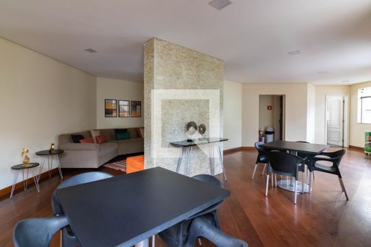 Venda de apartamento mobiliado em Campo Belo com 3 quartos, 2 suítes, quintal e piscina no condomínio. — Salão de Festas