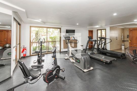 Venda de apartamento mobiliado em Campo Belo com 3 quartos, 2 suítes, quintal e piscina no condomínio. — Academia