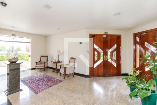 Venda de apartamento mobiliado em Campo Belo com 3 quartos, 2 suítes, quintal e piscina no condomínio. — Hall de Entrada