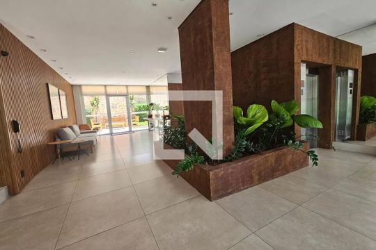 Apartamento mobiliado com 3 suítes, churrasqueira, piscina e compra facilitada. — Hall Social