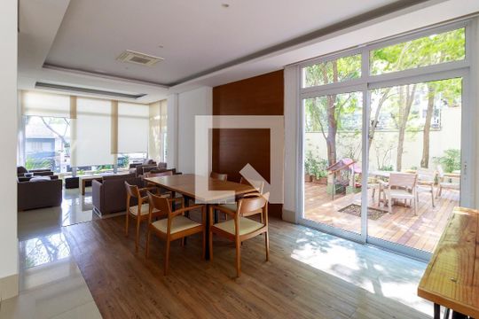 Apartamento mobiliado com 3 suítes, churrasqueira, piscina e compra facilitada. — Salão de Festas