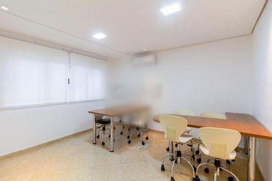 Apartamento mobiliado com 2 quartos, 1 suíte, varanda e churrasqueira. Ideal para compra. — foto 9