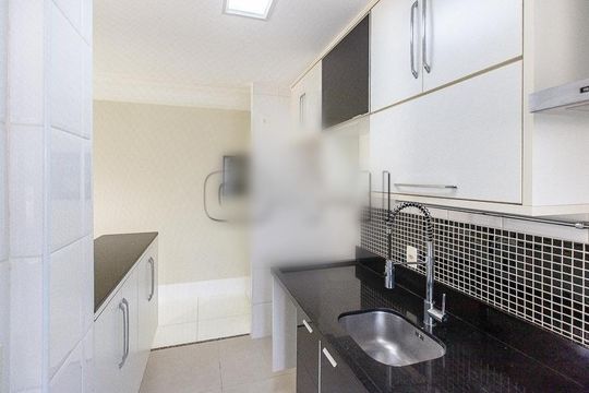 Apartamento mobiliado com 2 quartos, 1 suíte, varanda e churrasqueira. Ideal para compra. — foto 13