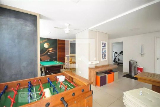 Apartamento mobiliado com 4 quartos e academia no condomínio, ideal para comprar. — Salão de Jogos
