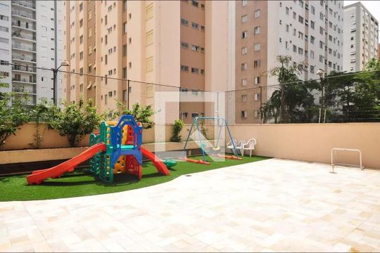 Apartamento mobiliado com 4 quartos e academia no condomínio, ideal para comprar. — Playground