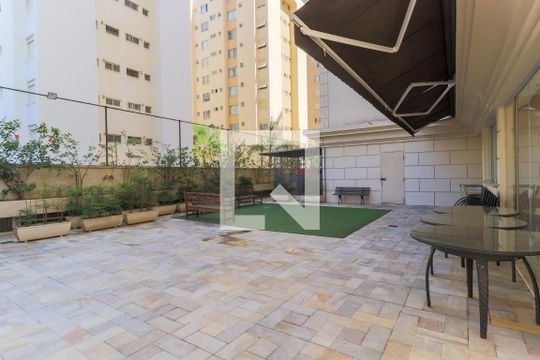 Apartamento mobiliado com 4 quartos e academia no condomínio, ideal para comprar. — Área comum