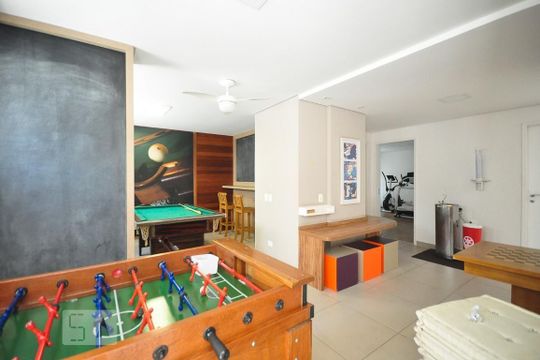 Apartamento mobiliado com 4 quartos e academia no condomínio, ideal para comprar. — salão de jogos