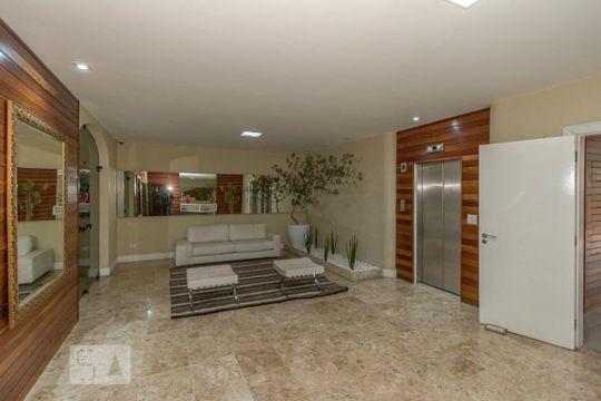 Apartamento mobiliado com 4 quartos e academia no condomínio, ideal para comprar. — Hall de Entrada