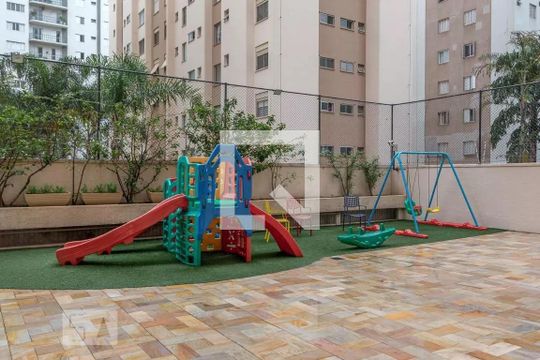 Apartamento mobiliado com 4 quartos e academia no condomínio, ideal para comprar. — Playground
