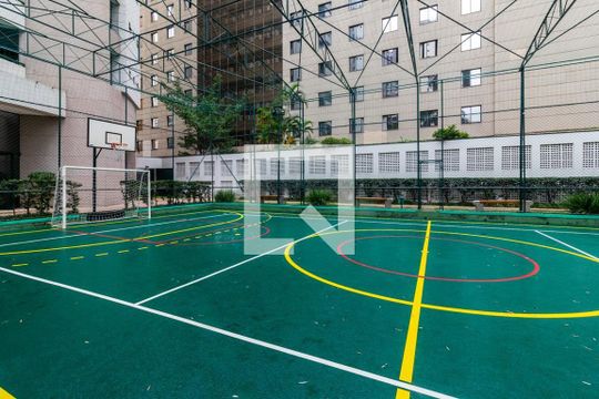 Compra apartamento mobiliado com 2 quartos, closet e varanda gourmet. — Quadra