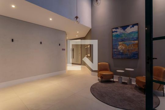 Compra apartamento mobiliado com 2 quartos, closet e varanda gourmet. — Hall social