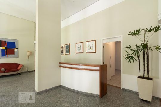 Compra apartamento mobiliado com 2 quartos, closet e varanda gourmet. — Hall de Entrada