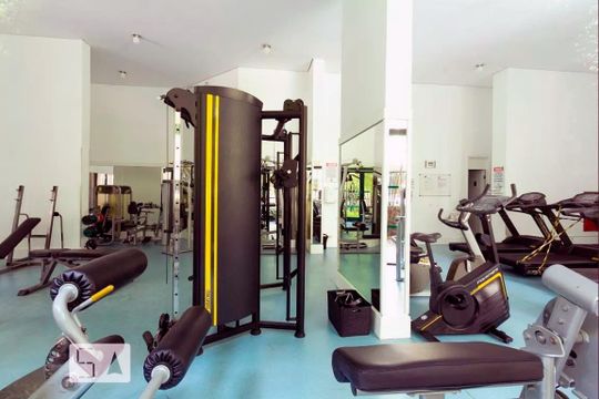 Compra apartamento mobiliado com 2 quartos, closet e varanda gourmet. — Academia