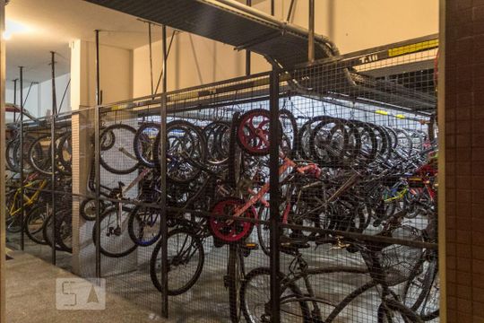 Compra apartamento mobiliado com 2 quartos, closet e varanda gourmet. — Bicicletario