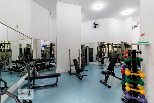 Compra apartamento mobiliado com 2 quartos, closet e varanda gourmet. — Academia