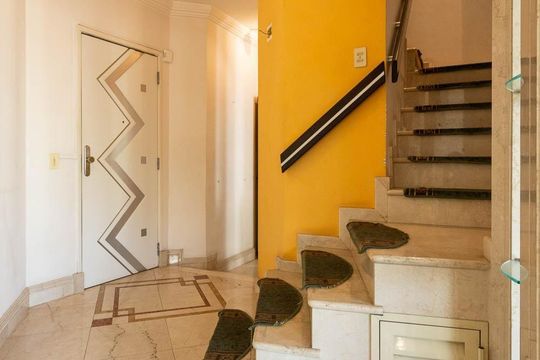 Compra apartamento mobiliado com 2 quartos, closet e varanda gourmet. — Entrada social