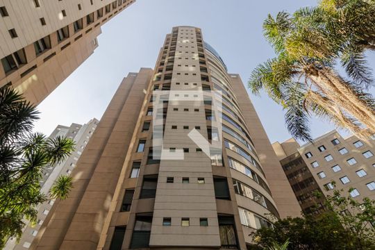 Compra apartamento mobiliado com 2 quartos, closet e varanda gourmet. — Fachada