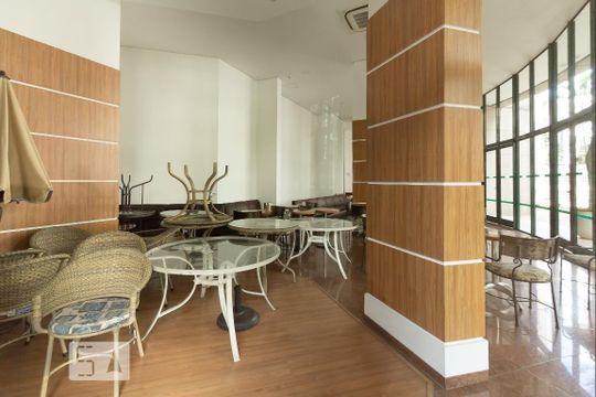 Compra apartamento mobiliado com 2 quartos, closet e varanda gourmet. — Salão de Festas