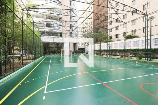 Compra apartamento mobiliado com 2 quartos, closet e varanda gourmet. — Quadra Esportiva