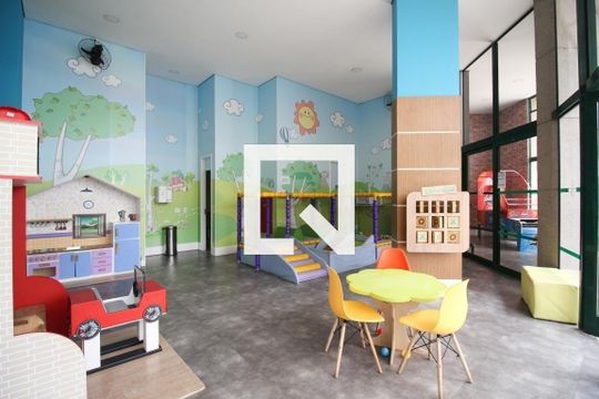 Compra apartamento mobiliado com 2 quartos, closet e varanda gourmet. — Brinquedoteca