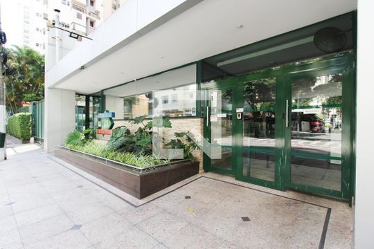 Compra apartamento mobiliado com 2 quartos, closet e varanda gourmet. — Entrada