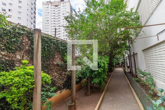 Apartamento mobiliado com 3 quartos, varanda gourmet e quintal. Churrasqueira no condomínio para comprar. — Espaço Pet