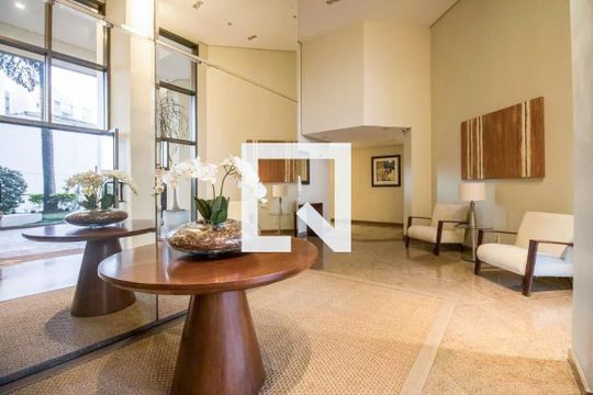 Apartamento mobiliado com 3 quartos, varanda gourmet e quintal. Churrasqueira no condomínio para comprar. — Hall social
