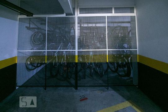 Apartamento mobiliado com 3 quartos, varanda gourmet e quintal. Churrasqueira no condomínio para comprar. — Bicicletário
