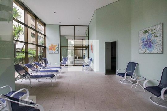 Apartamento mobiliado com 3 quartos, varanda gourmet e quintal. Churrasqueira no condomínio para comprar. — Spa