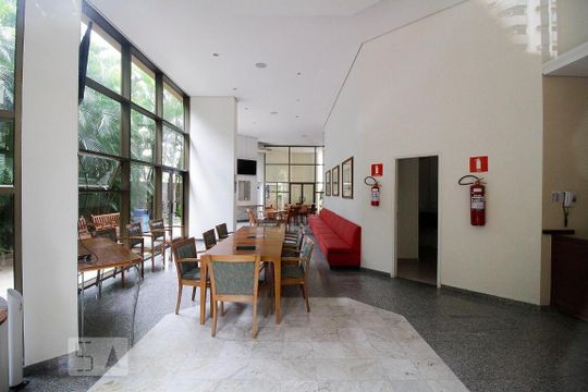Apartamento mobiliado com 3 quartos, varanda gourmet e quintal. Churrasqueira no condomínio para comprar. — Salão de Festas 2