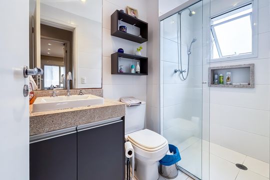 Comprar apartamento em Pinheiros com 3 quartos e varanda gourmet. — Banheiro Social