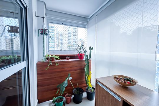 Comprar apartamento em Pinheiros com 3 quartos e varanda gourmet. — Sacada da Suíte