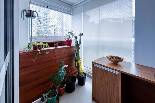 Comprar apartamento em Pinheiros com 3 quartos e varanda gourmet. — Sacada da Suíte