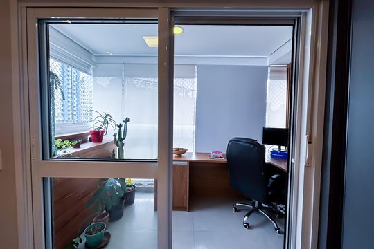 Comprar apartamento em Pinheiros com 3 quartos e varanda gourmet. — Sacada da Suíte